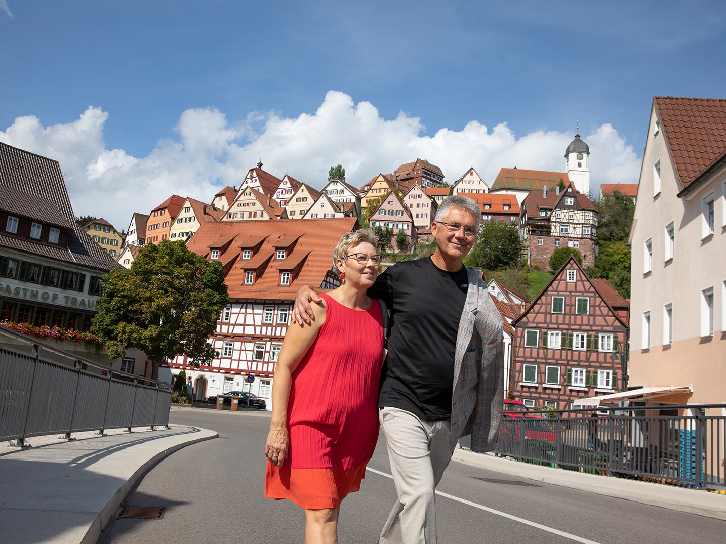 Ein Pärchen spaziert über eine Brücke vor der Kulisse der Altstadt.