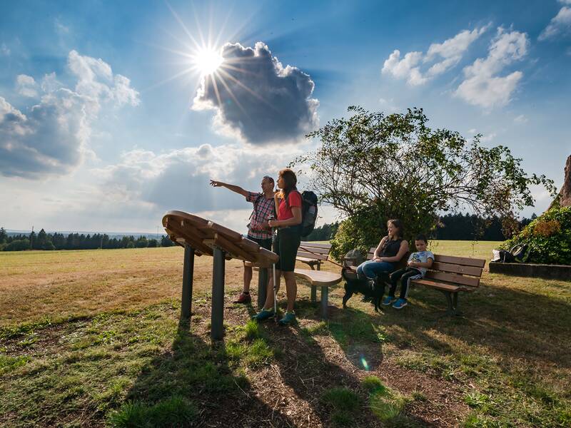 Wanderer genießen die Aussicht am Augenblick Hornberg