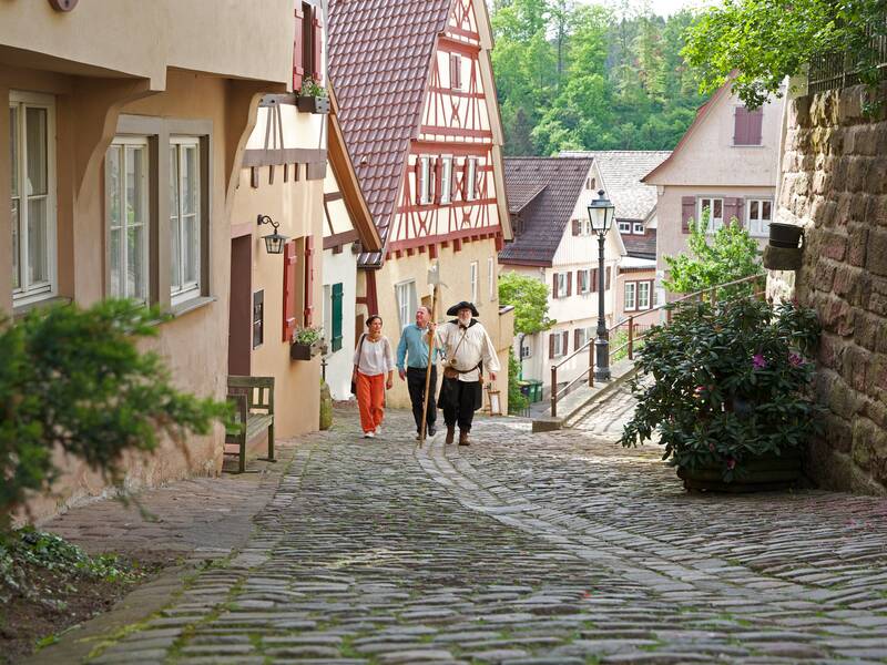 Nachtwächter und Gäste schlendern durch die Gassen der Altstadt.