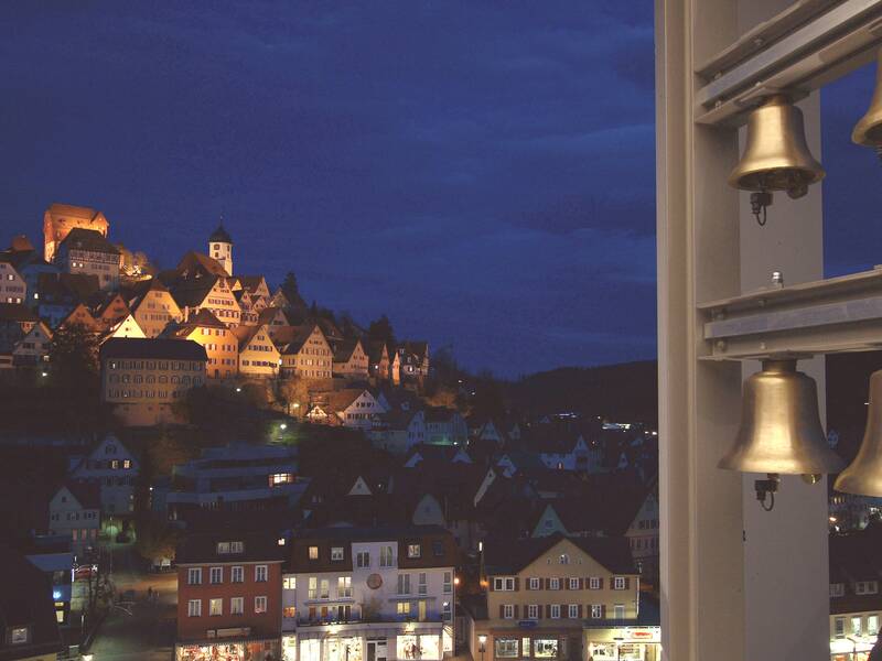 Das Glockenspiel auf dem Rathausturm mit der Altstadt im Hintergrund.