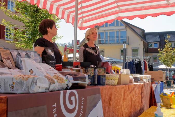 Weltstand auf dem Wochenmarkt.