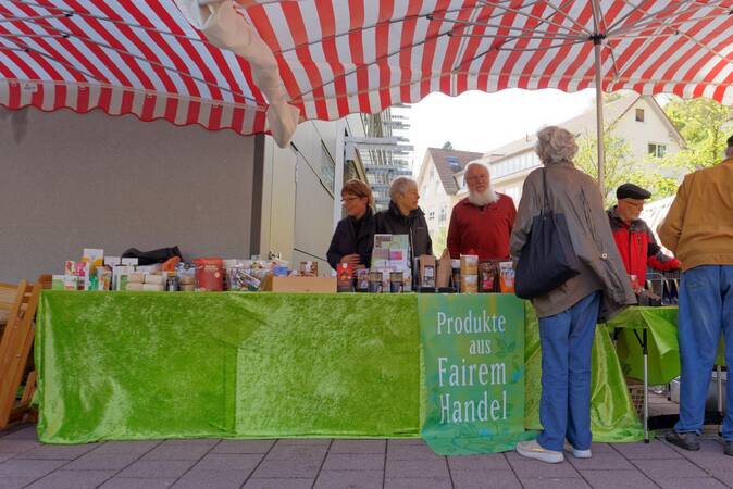 Weltstand auf dem Wochenmarkt.