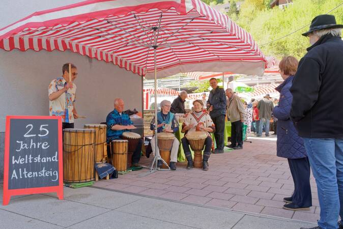 Weltstand auf dem Wochenmarkt.