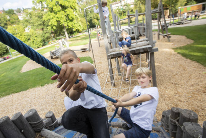 Spielende Kinder auf dem Flößerspielplatz im Stadtgarten