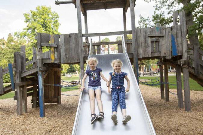 Rutschende Kinder auf dem Flößerspielplatz im Stadtgarten