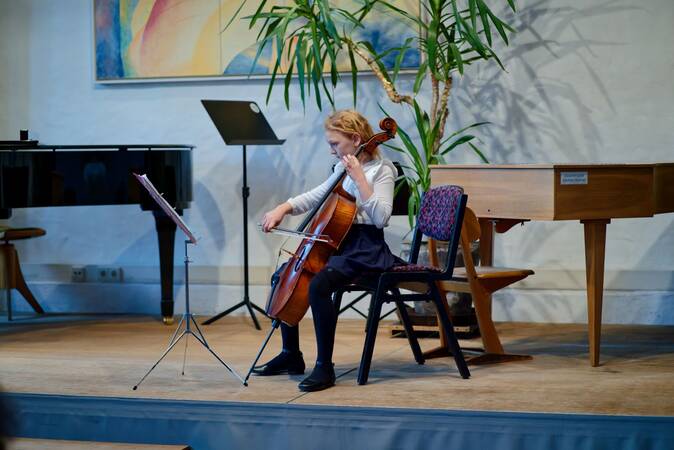 Cellistin auf der Bühne des Podiums bei ihrem Auftritt.