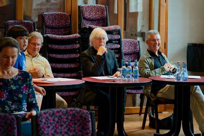 Dreiköpfige Jury hört beim Musikschulwettbewerb zu.