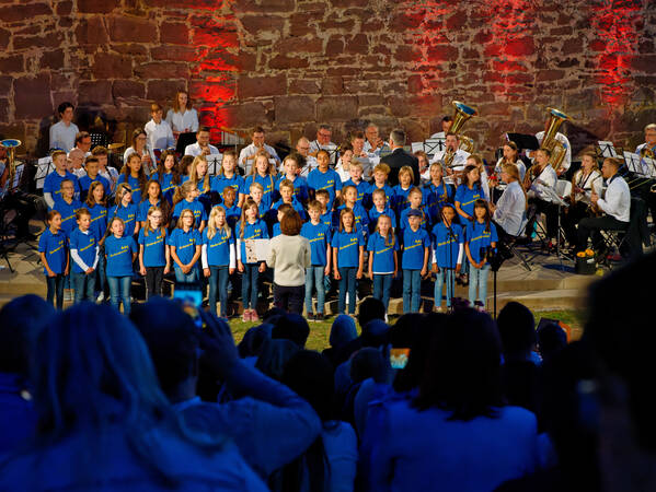 Stadtkapelle und Grundschulchor beim Konzert im Schlossgarten.