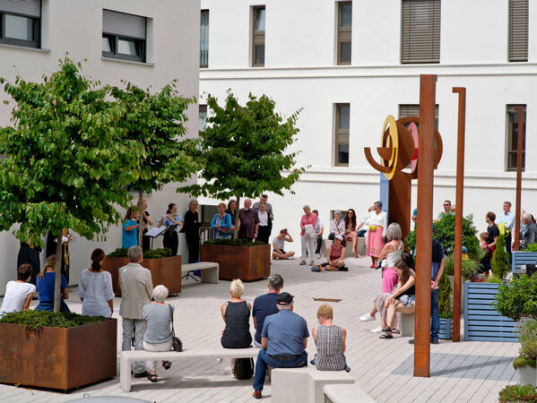 Flötenensemble spielt auf dem Rosenplatz.