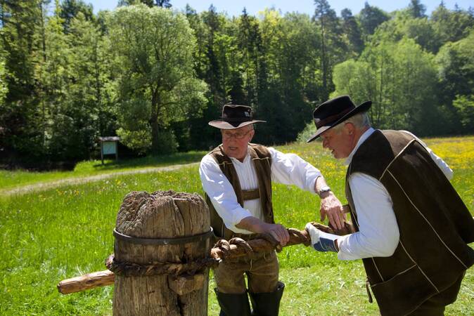 Flößer beim Wiedendrehen.