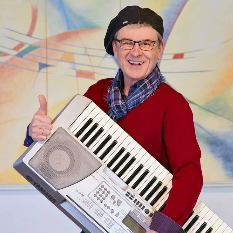 Musikschullehrer Christian Platschko mit Keyboard