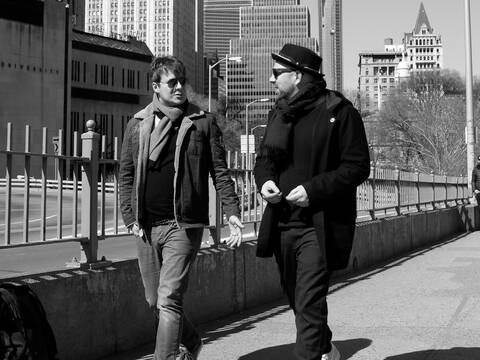 Sebastian Manz und Sebastian Studnitzky spazieren durch eine Stadt.