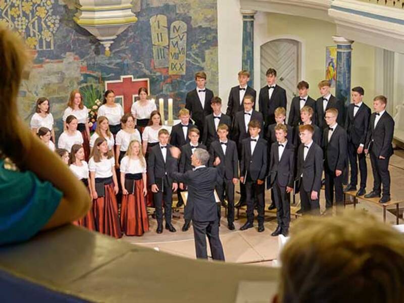 Die Sängerinnen und Sänger der Christophorus-Kantorei singen im Altarraum der evangelischen Stadtkirche Altensteig.