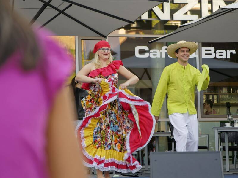 Tänzer auf dem Internationalen Straßenfest