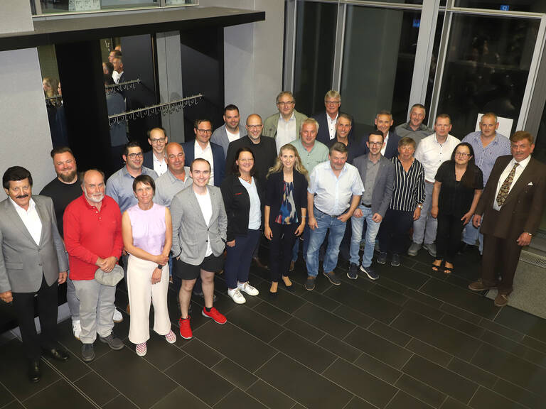 Die gewählten Gemeinderäte beim Gruppenbild im Foyer des Rathauses.