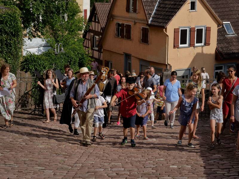 Micha Zahn mit der Geige führt das Wandelkonzert an der Schlosssteige an.